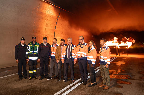 Brandschutzübung im Himmelreichtunnel: Einsatzleiter Gilbert Sandner (2.v.l.), Referatsleiter Christian Christian Schantl (4.v.l.), LAbg. Udo Hebesberger (5.v.l.), LH-Stv. Anton Lang (6.v.l.), LH Christopher Drexler (7.v.l.), STED-Regionalleiterin Monika Lammer (8.v.l.) und STED-Fachabteilungsleiter Franz Zenz (9.v.l.). © Land Steiermark/Bektas; bei Quellenangabe honorarfrei