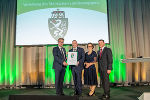 In der Grazer Seifenfabrik überreichte Landeshauptmann Christopher Drexler „WIKI″-Obmann Günther Ruprecht und den beiden Geschäftsführern Tatjana Prattes und Christian Leitner (v.l.) das steirische Landeswappen. © Land Steiermark/Brand Images; bei Quellenangabe honorarfrei