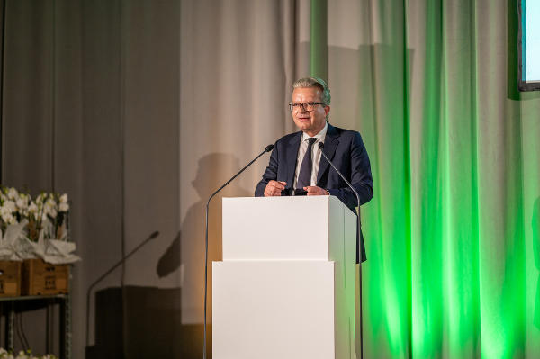 LH Christopher Drexler dankte dem Verein „WIKI″ für das langjährige Engagement im Bereich der Kinderbetreuung.  © Land Steiermark/Brand Images; bei Quellenangabe honorarfrei