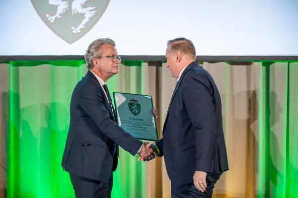 LH Christopher Drexler gratulierte „WIKI″-Obmann Günther Ruprecht zum verliehenen steirischen Landeswappen. © Land Steiermark/Brand Images; bei Quellenangabe honorarfrei