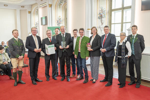 St. Bartholomä holte in der Kategorie "Gemeinden" den ersten Platz! Gratulationen unter anderem von LH Christopher Drexler (2.v.l.), Wilhelm Gabalier (l.) und LAbg. Klaus Zenz (3.v.r.) © Fischer/ Land Steiermark