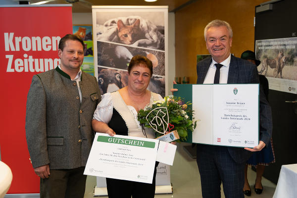 Überreichung der Tierschutzpreise des Landes Steiermark: LH-Stv. Anton Lang gratulierte Susanne Bräuer zur Auszeichnung. © Land Steiermark/Zick; Verwendung bei Quellenangabe honorarfrei