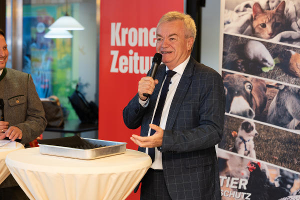 LH-Stv. Anton Lang bedankte bei den Ausgezeichneten für deren Engagement für das Tierwohl. © Land Steiermark/Zick; Verwendung bei Quellenangabe honorarfrei