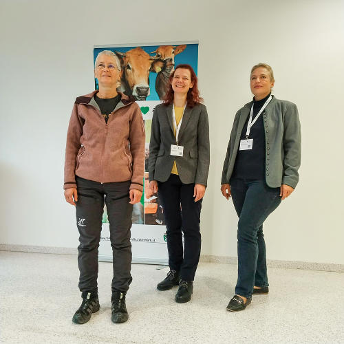 Sabine Schroll, Tierschutzombudsfrau Karoline Schlögl und Krista Kammergrabner (v.l.) bei der diesjährigen Fachtagung der Tierschutzombudsstelle Steiermark. © Tierschutzombudsstelle Steiermark; bei Quellenangabe honorarfrei
