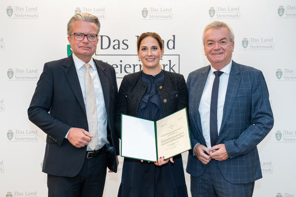LH Christopher Drexler (l.) und LH-Stv. Anton Lang (r.) überreichten der neuen Voitsberger Bezirkshaupfrau Elisabeth Kladiva ihr Bestellungsdekret. © Land Steiermark/Robert Binder; Verwendung bei Quellenangabe honorarfrei