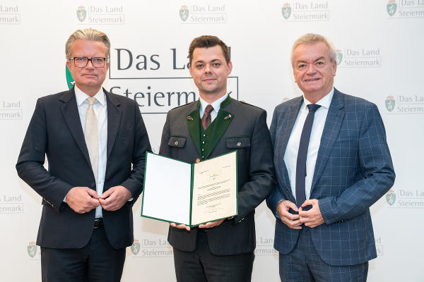 LH Christopher Drexler (l.) und LH-Stv. Anton Lang (r.) überreichten Michael Schachner, dem neuen Leiter der politischen Expositur Gröbming, sein Bestellungsdekret. © Land Steiermark/Robert Binder; Verwendung bei Quellenangabe honorarfrei