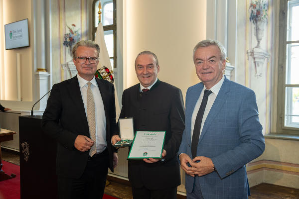 LH Christopher Drexler (l.) überreichte gemeinsam mit LH-Stv. Anton Lang (r.) Günther Ebenschweiger das Goldene Ehrenzeichen des Landes Steiermark. © Land Steiermark/Frankl; bei Quellenangabe honorarfrei