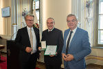 LH Christopher Drexler (l.) überreichte gemeinsam mit LH-Stv. Anton Lang (r.) Günther Ebenschweiger das Goldene Ehrenzeichen des Landes Steiermark. © Land Steiermark/Frankl; bei Quellenangabe honorarfrei LH Christopher Drexler (l.) überreichte gemeinsam mit LH-Stv. Anton Lang (r.) Günther Ebenschweiger das Goldene Ehrenzeichen des Landes Steiermark.