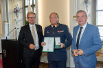LH Christopher Drexler (l.) und Anton Lang (r.) mit Herbert Fuik, der das Goldene Ehrenzeichen des Landes Steiermark überreicht bekam. © Land Steiermark/Frankl; bei Quellenangabe honorarfrei LH Christopher Drexler (l.) und Anton Lang (r.) mit Herbert Fuik, der das Goldene Ehrenzeichen des Landes Steiermark überreicht bekam.
