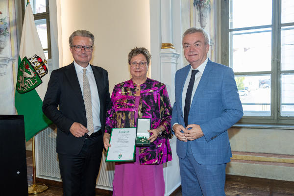 LH Christopher Drexler (l.) und Anton Lang (r.) gratulierten Manuela Holowaty zum Goldenen Ehrenzeichen des Landes Steiermark. © Land Steiermark/Frankl; bei Quellenangabe honorarfrei