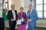 LH Christopher Drexler (l.) und Anton Lang (r.) gratulierten Manuela Holowaty zum Goldenen Ehrenzeichen des Landes Steiermark. © Land Steiermark/Frankl; bei Quellenangabe honorarfrei LH Christopher Drexler (l.) und Anton Lang (r.) gratulierten Manuela Holowaty zum Goldenen Ehrenzeichen des Landes Steiermark.
