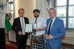 LH Christopher Drexler (l.) und Anton Lang (r.) mit Daniel Zelger, der zwei Personen vor dem Ertrinken gerettet hat und dafür mit der Steirischen Lebensrettungsmedaille am weiß-grünen Band ausgezeichnet wurde. © Land Steiermark/Frankl; bei Quellenangabe honorarfrei LH Christopher Drexler (l.) und Anton Lang (r.) mit Daniel Zelger, der zwei Personen vor dem Ertrinken gerettet hat und dafür mit der Steirischen Lebensrettungsmedaille am weiß-grünen Band ausgezeichnet wurde.