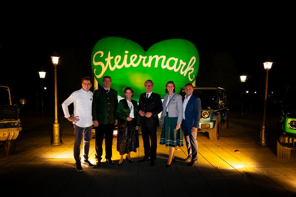Starkoch Heinz Reitbauer, IV-Präsident Kurt Maier, Umweltlandesrätin Ursula Lackner (in Vertretung für LH-Stv. Anton Lang), Landeshauptmann Christopher Drexler, Wirtschafts- und Tourismuslandesrätin Barbara Eibinger-Miedl und STG-GF Michael Feiertag (v.l.) mit ganz viel Herz in Wien. © STG/viennashots.com; bei Quellenangabe honorarfrei