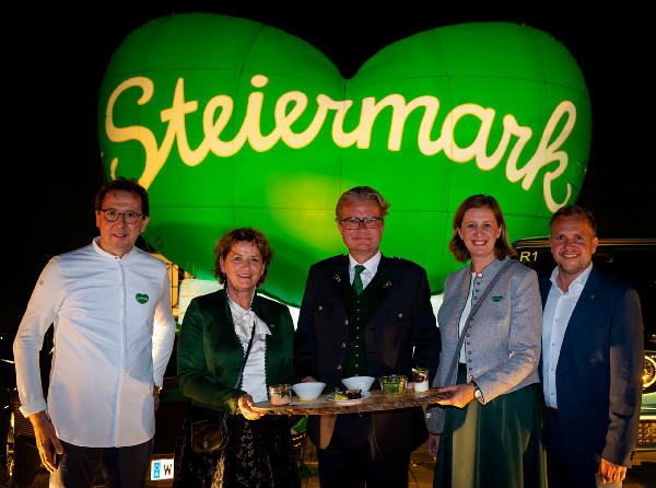 Starkoch Heinz Reitbauer, Umweltlandesrätin Ursula Lackner (in Vertretung für LH-Stv. Anton Lang), Landeshauptmann Christopher Drexler, Wirtschafts- und Tourismuslandesrätin Barbara Eibinger-Miedl und STG-GF Michael Feiertag (v.l.). © STG/viennashots.com; bei Quellenangabe honorarfrei