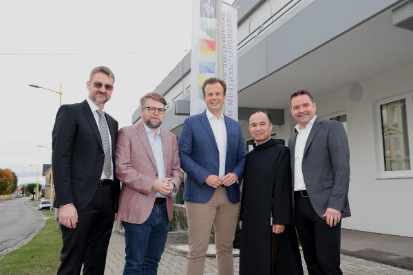 Oliver Szmej (Barmherzige Brüder Graz), Klubobmann Hannes Schwarz, Gesundheitslandesrat Karlheinz Kornhäusl, Frater Antonius Nguyen (Barmherzige Brüder Graz), Günter Reichhold (Stadtgemeinde Zeltweg) (v.l.) © SCHIFFER, Photodesign; bei Quellenangabe honorarfrei