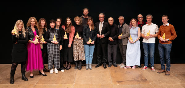 LH Christopher Drexler mit den Preisträgerinnen und Preisträgern der Kunst- und Kulturpreise des Landes Steiermark 2024. © Lena Baloch; bei Quellenangabe honorarfrei
