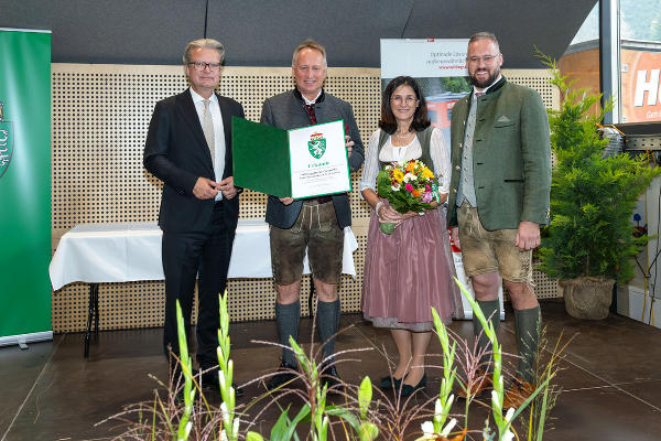 Landeshauptmann Christopher Drexler überreicht das steirische Landeswappen an die Geschäftsführung der Firma Willingshofer © © nhpictures