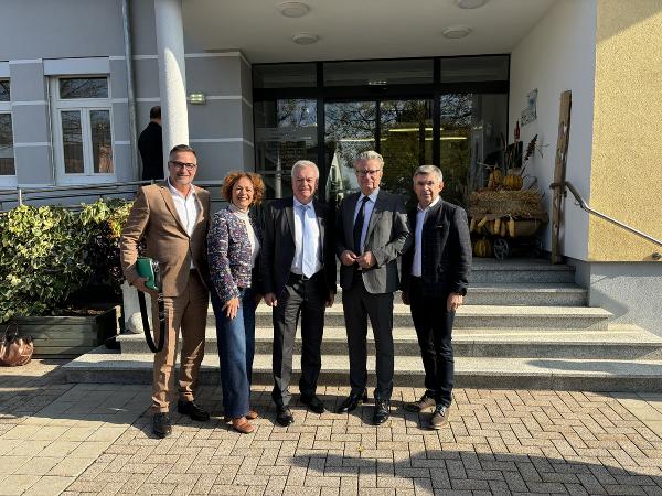LH Christopher Drexler und LH-Stv. Anton Lang flankiert vom Landtagsabgeordneten Franz Fartek (r.) sowie der Landtagsabgeordneten Cornelia Schweiner und Landesbaudirektor Andreas Tropper (l.) © Land Steiermark