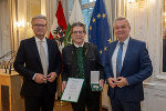 LH Christopher Drexler (li.) und LH-Stv. Anton Lang (re.) gratulierten Bgm. a. D. Friedrich Fledl (Gemeinde Gaal/Bezirk Murtal) zum Großen Ehrenzeichen des Landes Steiermark © Foto: Foto Frankl; bei Quellenangabe honorarfrei LH Christopher Drexler (li.) und LH-Stv. Anton Lang (re.) gratulierten Bgm. a. D. Friedrich Fledl (Gemeinde Gaal/Bezirk Murtal) zum Großen Ehrenzeichen des Landes Steiermark
