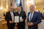 LH Christopher Drexler (li.) und LH-Stv. Anton Lang (re.) gratulierten Bgm. a. D. Peter Kern (Gemeinde Strallegg/Bezirk Weiz) zum Großen Ehrenzeichen des Landes Steiermark © Foto: Foto Frankl; bei Quellenangabe honorarfrei LH Christopher Drexler (li.) und LH-Stv. Anton Lang (re.) gratulierten Bgm. a. D. Peter Kern (Gemeinde Strallegg/Bezirk Weiz) zum Großen Ehrenzeichen des Landes Steiermark