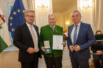 LH Christopher Drexler (li.) und LH-Stv. Anton Lang (re.) gratulierten Bgm. a. D. Friedrich Stangl (Gemeinde Lassing/Bezirk Liezen) zum Großen Ehrenzeichen des Landes Steiermark © Foto: Foto Frankl; bei Quellenangabe honorarfrei LH Christopher Drexler (li.) und LH-Stv. Anton Lang (re.) gratulierten Bgm. a. D. Friedrich Stangl (Gemeinde Lassing/Bezirk Liezen) zum Großen Ehrenzeichen des Landes Steiermark