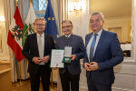 LH Christopher Drexler (li.) und LH-Stv. Anton Lang (re.) gratulierten Bgm. a. D. Johann Weiglhofer (Gemeinde Pöllauberg/Bezirk Hartberg-Fürstenfeld) zum Großen Ehrenzeichen des Landes Steiermark © Foto: Foto Frankl; bei Quellenangabe honorarfrei LH Christopher Drexler (li.) und LH-Stv. Anton Lang (re.) gratulierten Bgm. a. D. Johann Weiglhofer (Gemeinde Pöllauberg/Bezirk Hartberg-Fürstenfeld) zum Großen Ehrenzeichen des Landes Steiermark