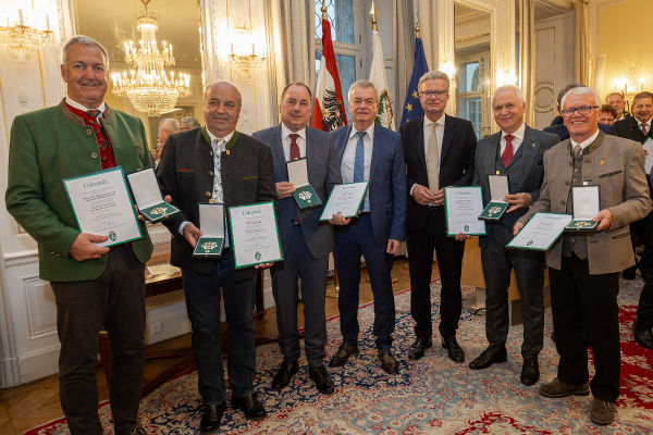 Geehrte Altbürgermeister aus dem Bezirk Leibnitz: Reinhold Höflechner (Marktgemeinde Straß), Johann Hammer (Markgemeinde Großklein), Hubert Isker (Marktgemeinde Gralla), LH-Stv. Anton Lang, LH Christopher Drexler, Helmut Leitenberger (Stadt Leibnitz) und Franz Hierzer (Gemeinde Gabersdorf) (v.l.) © Foto: Foto Frankl; bei Quellenangabe honorarfrei