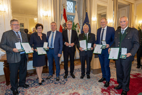 Geehrte Altbürgermeister aus dem Bezirk Südoststeiermark: Heinrich Tomschitz (Marktgemeinde Deutsch Goritz), Christine Siegel (Gemeinde Bad Gleichenberg), LH-Stv. Anton Lang, LH Christopher Drexler, Gerhard Konrad (Marktgemeinde Straden), Johann Schweigler (Marktgemeinde Mettersdorf am Saßbach) und Dietmar Tschiggerl (Marktgemeinde Halbenrain) (v.l.) © Foto: Foto Frankl; bei Quellenangabe honorarfrei