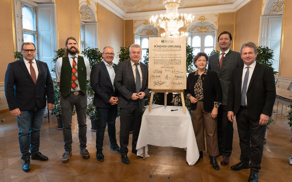 Mit ihrer Unterschrift auf der hölzernen Bündnis-Urkunde haben sich alle Partner dazu bekannt, künftig alles daran zu setzen, Lebensräume so miteinander zu vernetzen. © Land Steiermark/Resch; Verwendung bei Quellenangabe honorarfrei