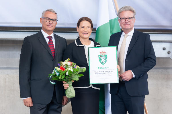LH Christopher Drexler (r.) überreichte die offizielle Berechtigung zur Führung des steirischen Landeswappens an Claudia und Ewald Kronheim (Geschäftsführung Grosschädl Stahl GmbH) © Fotokuchl