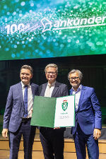 Verleihung des Landeswappens: LH Christopher Drexler (M.), Dieter Weber, Bernd Schönegger (l.) © Nikola Milatovic