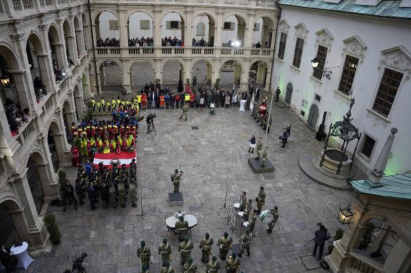 Gemeinsame Flaggenparade der Einsatzorganisationen im Landhaushof © Land Steiermark/Foto Fischer; Verwendung bei Quellenangabe honorarfrei