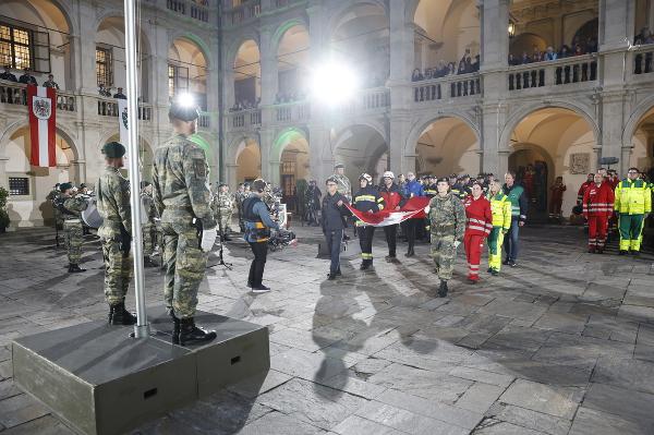 Flaggenparade im Landhaushof © Land Steiermark/Foto Fischer; Verwendung bei Quellenangabe honorarfrei