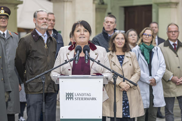 Flaggenparade im Landhaushof: Landtagspräsidentin Manuela Khom begrüßte zahlreiche Gäste © Land Steiermark/Foto Fischer; Verwendung bei Quellenangabe honorarfrei