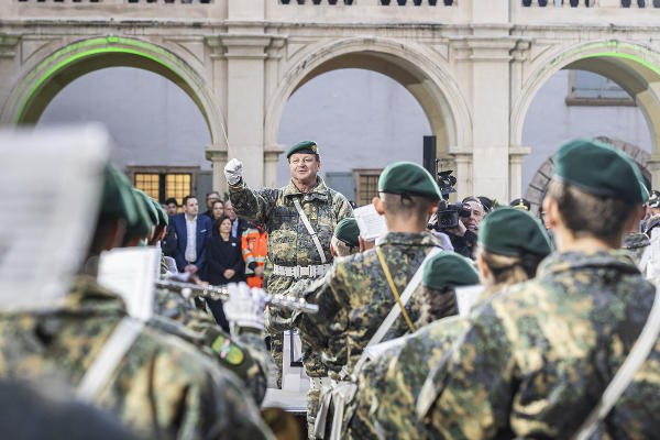 Flaggenparade im Landhaushof © Land Steiermark/Foto Fischer; Verwendung bei Quellenangabe honorarfrei