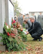 LH Christopher Drexler bei der Kranzniederlegung auf dem jüdischen Friedhof in Graz © ÖBH LH Christopher Drexler bei der Kranzniederlegung auf dem jüdischen Friedhof in Graz
