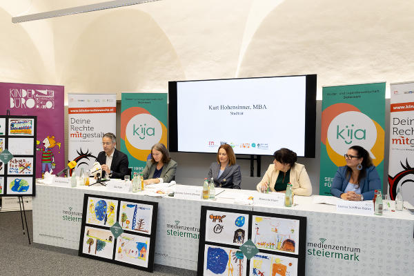 Landesrätin Simone Schmiedtbauer (M.) mit Stadtrat Kurt Hohensinner, Bürgermeisterin Elke Kahr, Landtagspräsidentin Manuela Khom, Kinder- und Jugendanwältin des Landes Steiermark Denise Schiffrer-Barac(v.l.) © Oliver Wolf/ Land Steiermark