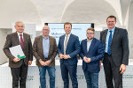 Präsentierten gemeinsam Verbesserungen für steirische Patientinnen und Patienten: KAGes Vorstand Gerhard Stark, Michael Koren, GF Gesundheitsfond, LR Karlheinz Kornhäusl, KO Hannes Schwarz und Ulf Drabek, Vorstand KAGes (v.l.) © Foto: Land Steiermark/Binder; bei Quellenangabe honorarfrei Präsentierten gemeinsam Verbesserungen für steirische Patientinnen und Patienten: KAGes Vorstand Gerhard Stark, Michael Koren, GF Gesundheitsfond, LR Karlheinz Kornhäusl, KO Hannes Schwarz und Ulf Drabek, Vorstand KAGes (v.l.)