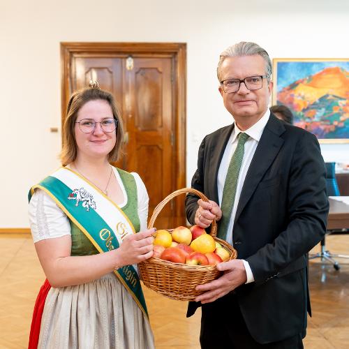 Obstkönigin Kristin I. überreichte LH Christopher Drexler anlässlich des „Tag des Apfels“ einen Korb mit frischen steirischen Äpfeln. © Land Steiermark; Verwendung bei Quellenangabe honorarfrei