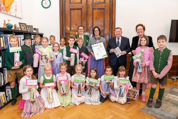 Bildungslandesrat Werner Amon gratulierte den Schülerinnen und Schülern der 3. Klasse der Volksschule Bad Aussee zum Sieg beim Schulwettbewerb „Erzherzog Johann & die Steiermark“. © Land Steiermark/Binder; bei Quellenangabe honorarfrei