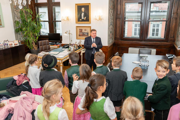 LR Amon empfing die Schülerinnen und Schüler aus Bad Aussee in seinem Büro. © Land Steiermark/Binder; bei Quellenangabe honorarfrei