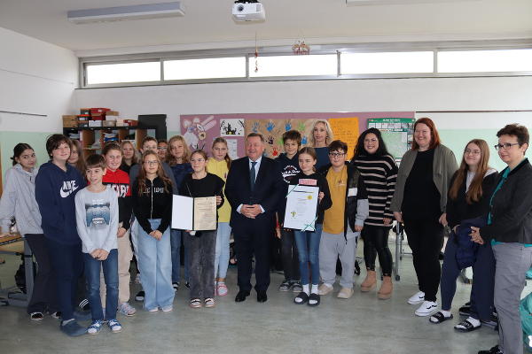 Bildungslandesrat Werner Amon mit den Schülerinnen und Schülern der Mittelschule Bärnbach. © MS Bärnbach; bei Quellenangabe honorarfrei