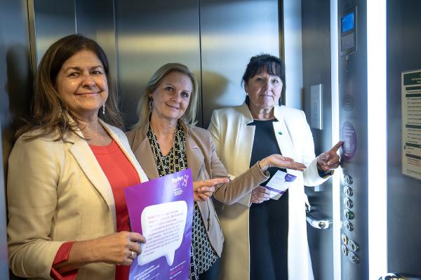 Landtagspräsidentin Manuela Khom (r.), Soziallandesrätin Doris Kampus (l.) und Wirtschaftskammer-Vizepräsidentin Gabriele Lechner (M.): Gewaltschutz-Offensive im Landhaus und in steirischen Unternehmen. © Land Steiermark