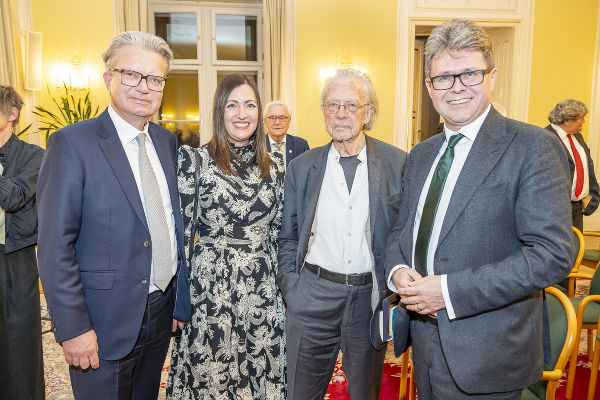 Ehrenzeichenverleihung: LH Christopher Drexler, Iris Drexler, Peter Handke und Minister Martin Polaschek (v.l.) © Land Steiermark/Foto Fischer; Verwendung bei Quellenangabe honorarfrei