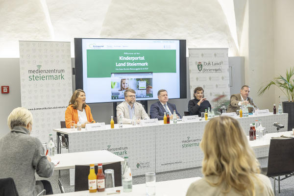 Im Rahmen einer Pressekonferenz wurde das neue Kinderportal im Medienzentrum Steiermark präsentiert. © Land Steiermark/Foto Fischer; bei Quellenangabe honorarfrei