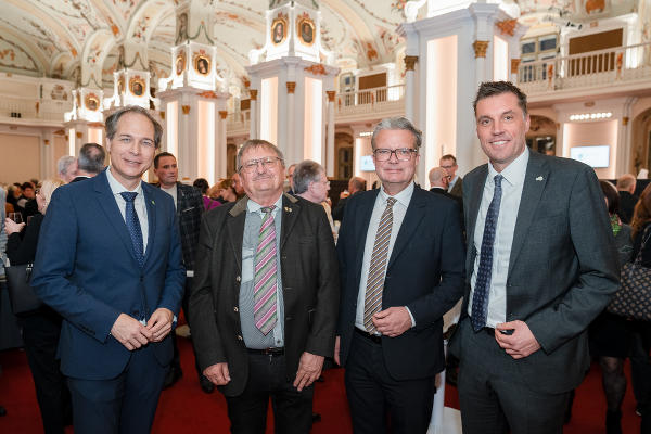 Empfang für verdiente Bedienstete: KAGes-Zentralbetriebsrats-Vorsitzender Michael Tripolt, BH a.D. Christian Sulzbacher, LH Christopher Drexler und Landespersonalvertretungs-Obmann Georg Pessler (v.l.) © Land Steiermark/Robert Binder; Verwendung bei Quellenangabe honorarfrei
