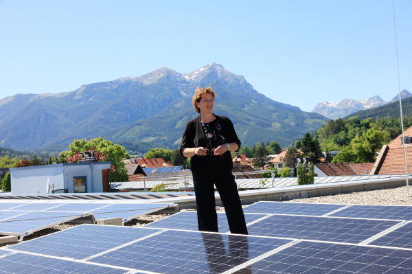 Neue Wege bei der Energiegewinnung: „Daher fördern wir innovative PV-Anlagen auf bereits verbauten Flächen“, betont Umweltlandesrätin Ursula Lackner © Land Steiermark/Christoph Purgstaller; Verwendung bei Quellenangabe honorarfrei