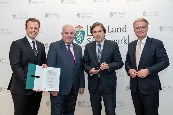 LR Karlheinz Kornhäusl (l.) überreichte LH a.D. Franz Voves den Ehrenring für sein Lebenswerk als Sportfunktionär, die beiden Nachfolger von Voves LH a.D. Hermann Schützenhöfer (2.v.l.) und LH Christopher Drexler (r.) gratulierten © Land Steiermark/Robert Binder; Verwendung bei Quellenangabe honorarfrei