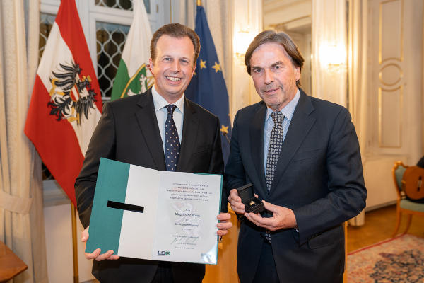 LR Karlheinz Kornhäusl (l.) überreichte LH a.D. Franz Voves den Ehrenring für sein Lebenswerk als Sportfunktionär © Land Steiermark/Robert Binder; Verwendung bei Quellenangabe honorarfrei
