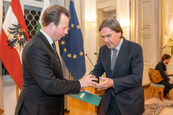 LR Karlheinz Kornhäusl (l.) überreichte LH a.D. Franz Voves den Ehrenring für sein Lebenswerk als Sportfunktionär © Land Steiermark/Robert Binder; Verwendung bei Quellenangabe honorarfrei